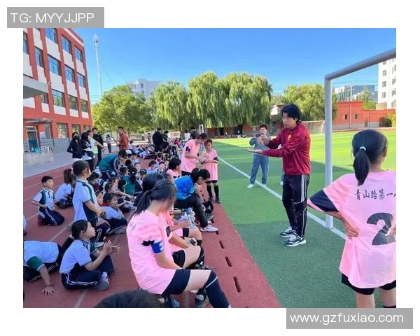 足球星光闪耀，诗意传承英雄梦，绿茵场上书写传奇