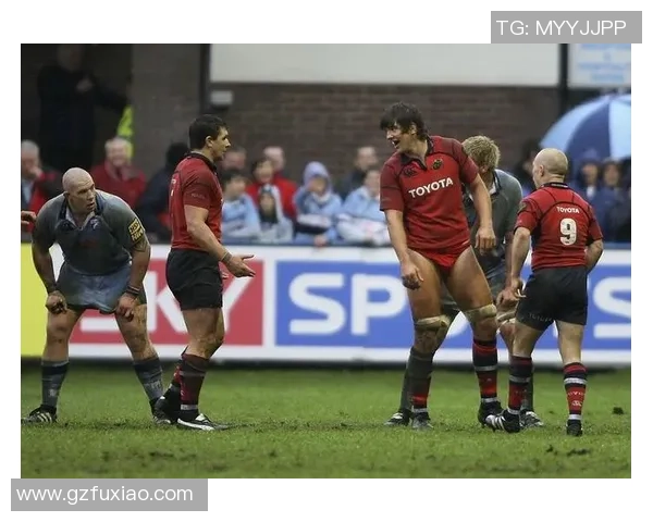 足球场上球星走光瞬间曝光 引发热议与关注 足球场上球星走光瞬间曝光 引发热议与关注